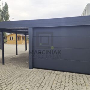 Wiata z garażem | Wiata ze zintegrowanym garażem. Brama garażowa segmentowa. Dach z antykondensatem, maskownica standard.