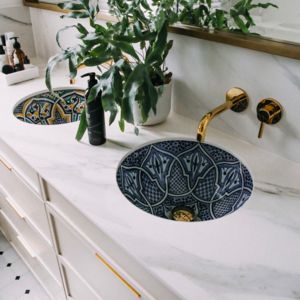 Lavabos pintados a mano en los baños