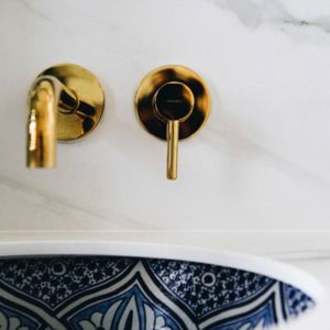 Un baño minimalista con dos lavabos marroquíes | Lavabo marroquí de Fátima en un baño moderno