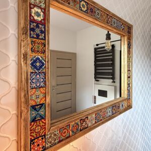 Colourful bathroom in Mexican style | The details of the mirror frame show a fanciful use of artisan ceramics in the bathroom space. The decorative frame was made using Vivo – small Mexican 5x5 tiles, arranged into a Mexican patchwork. The small 5x5 tiles create an expressive mosaic that provides a perfect backdrop for elements such as the hand-painted washbasin or atmospheric lighting. The hand-painted tiles used here are characterised by their unique finish, including the striking micro-cracking of the glaze known as the crackle effect, making them a wonderful complement to the set consisting of the Mexican Belinda washbasin and other tiles from Mexico.