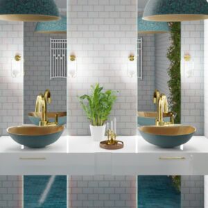 Mexican bathroom with a copper accent | This bathroom perspective shows two handmade Picaflor countertop sinks with green patina, emphasizing both functionality and aesthetics. Above them are two Sandia Verde XL pendant lamps, also hand-forged from copper and originating from Mexico. Gold fittings and details harmonize with the turquoise accents of the sinks and lamps, creating a luxurious atmosphere where both the lamp from Mexico and the sink from Mexico take center stage.