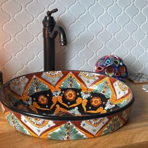 Colourful bathroom in Mexican style | The close-up of the washbasin area highlights the intricate details and depth of colours that distinguish the Belinda Talavera washbasin. This unique Mexican basin is protected by a thick layer of glaze, thanks to which the Mexican countertop washbasin is highly resistant to scratches and abrasion of the pattern. The entire composition is complemented by subtle coasters made of Mexican tiles. If you are looking for a solution such as a semi-countertop washbasin, this model perfectly combines artistic craftsmanship with practical use.