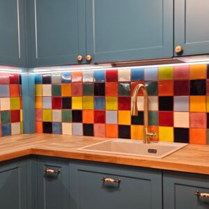 Energetic Kitchen in the Colors of Mexico | The sink area gains a distinctive touch thanks to tiles in rich shades. The Mexican wall tiles used here are splash-resistant and easy to maintain, making them ideal for kitchens. The colorful patchwork creates a backdrop for an elegant golden faucet, emphasizing the luxurious craftsmanship. This patchwork combines various colors, turning everyday tasks into a pleasure. Bold colorful tiles are the essence of style and quality straight from Mexico.
Product: https://www.cerames.eu/monocolour-tiles-78