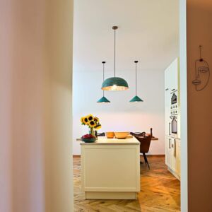 Cuisine et salle de bain avec des produits du Mexique | Les lampes en cuivre patiné confèrent à cette salle à manger un caractère unique, soulignant l'ambiance mexicaine. Chaque détail a été soigneusement sélectionné pour créer un espace plein de chaleur et de confort.