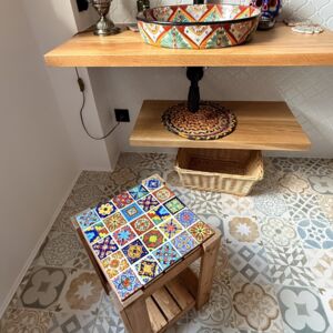 Colourful bathroom in Mexican style | A versatile piece of furniture, such as a wooden stool or table, can gain a completely new life thanks to the use of colourful ceramic accents. The top is finished with handmade 5x5 tiles creating a multicoloured Mexican patchwork. Such hand-painted tiles from the traditional Talavera ceramics range make it possible to give even the simplest accessories a unique character. These miniature tiles from Mexico are perfect as decorative mosaic tiles on furniture, shelves or walls, bringing a touch of authentic Mexican craftsmanship and artistic dynamism to any interior.