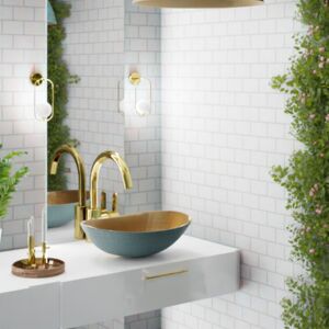 Mexican bathroom with a copper accent | The central point of this bathroom arrangement is the Sandia Verde XL pendant lamp. This unique copper lamp from Mexico, covered with green patina, adds an exotic character to the interior. Combined with the hand-forged Picaflor sink with green patina, it creates a harmonious composition. Gold fittings and accessories emphasize the elegance of this patinated lamp, which perfectly complements the handmade countertop sink.