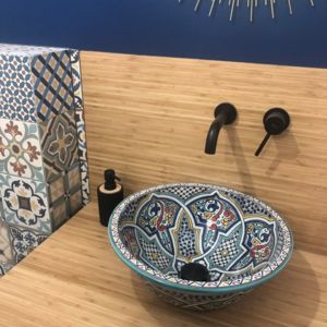 Lavabos pintados a mano en los baños