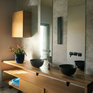 Lavabos pintados a mano en los baños