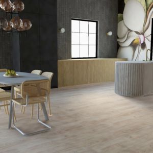 Loft Art Deco | Wielkoformatowy kwiat na tapecie WallArt Laurel jest główną ozdobą wnętrza i nadaje ton kolorystyczny pozostałym elementom zastosowanym w projekcie. Sercem przestrzeni jest owalny stół MARO. Wyoblenia zainspirowane stołem powtarzają się w zabudowie kuchni.