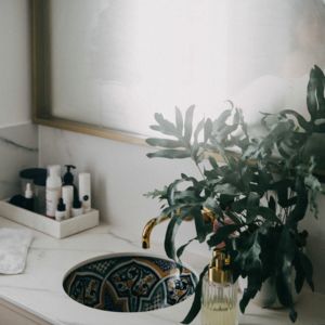 Un baño minimalista con dos lavabos marroquíes | Lavabo marroquí Mikhat en un baño moderno