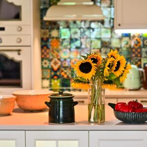 Cuisine et salle de bain avec des produits du Mexique | Les carreaux Green Verde, une combinaison d'artisanat traditionnel et de design, décorent le mur au-dessus du comptoir de la cuisine, créant un patchwork accrocheur. Chaque carrelage est un élément unique qui donne à l'intérieur fraîcheur et énergie.