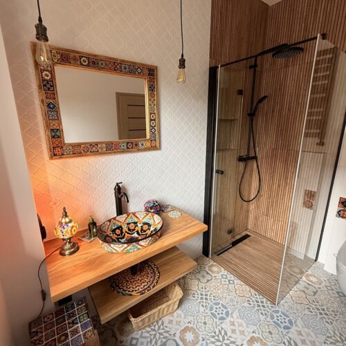 Colourful bathroom in Mexican style