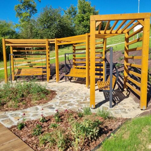 Ławki wiszące Vigo na terenie wierzy widokowej w Witowie