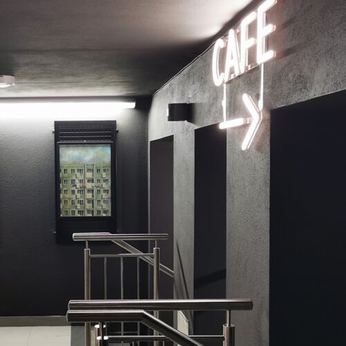 Loftowa Galeria Sztuki połączona z Kawiarnią