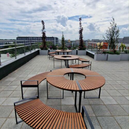 Okrągłe ławki parkowe Vigo na terenie Uniwersytetu Warszawskiego