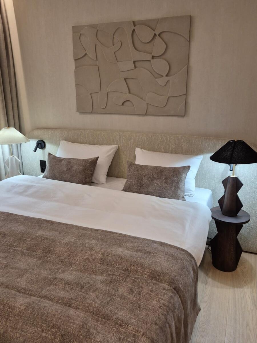 Lekko zabielona podłoga dębowa łączy subtelną elegancję...