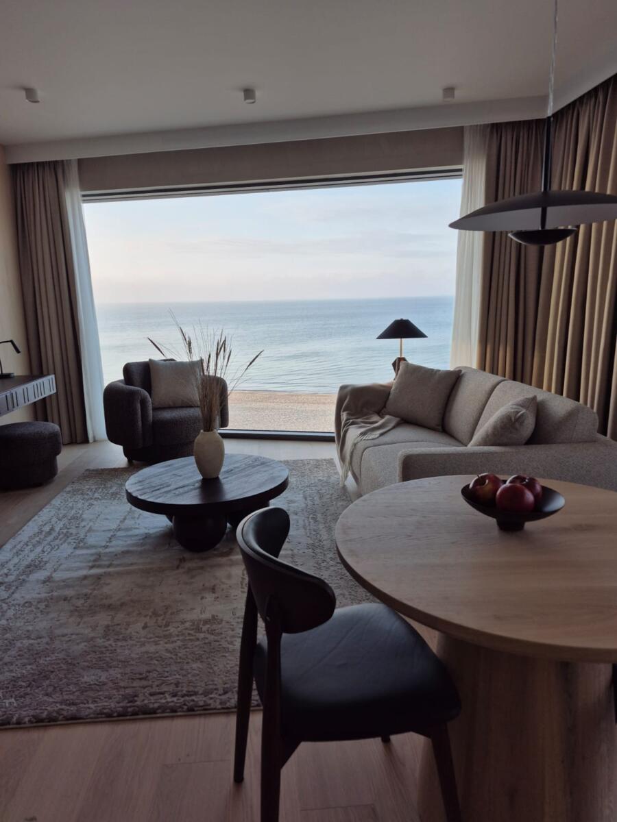 Lekko zabielona podłoga dębowa łączy subtelną elegancję...