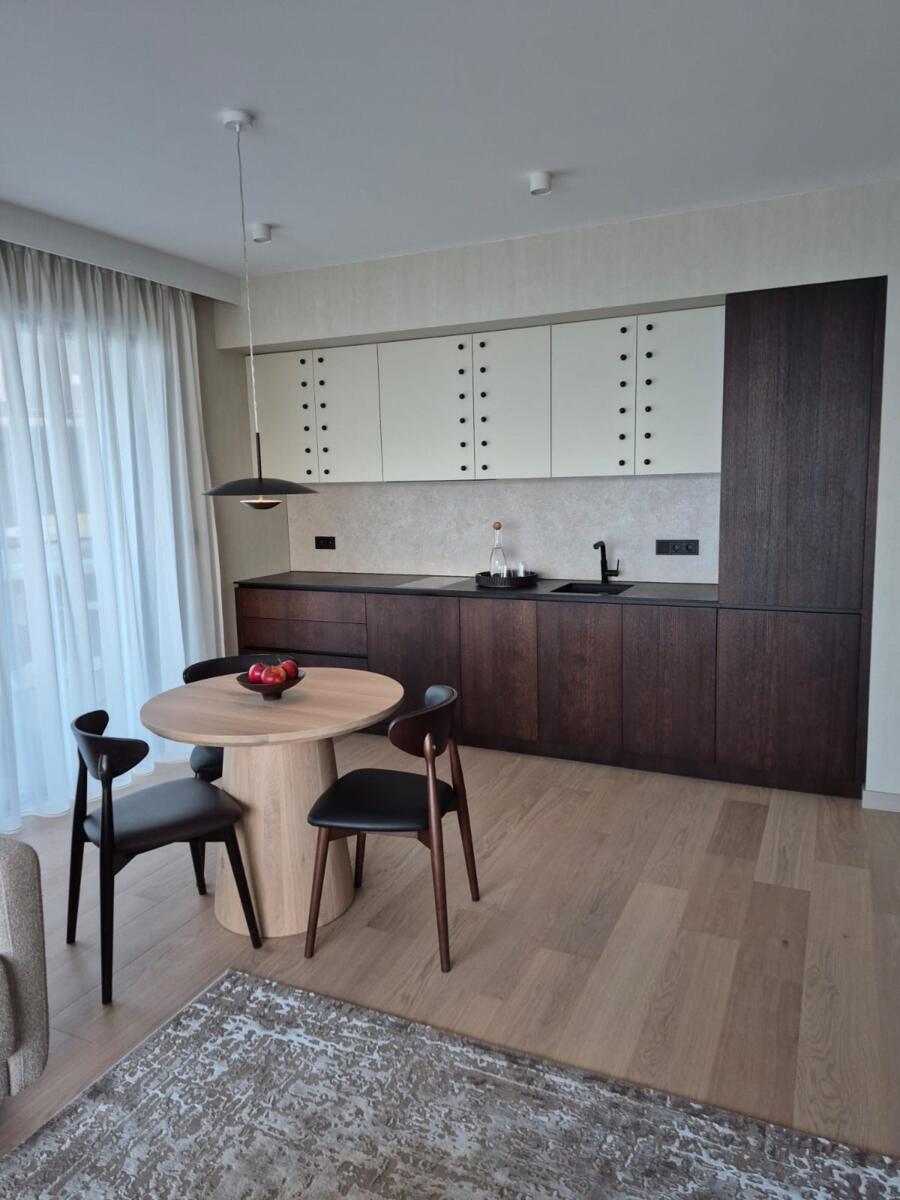Lekko zabielona podłoga dębowa łączy subtelną elegancję...
