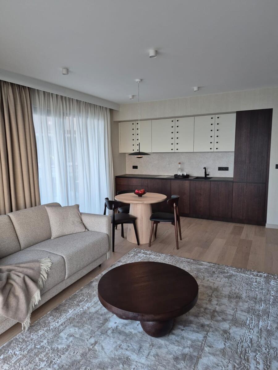 Lekko zabielona podłoga dębowa łączy subtelną elegancję...