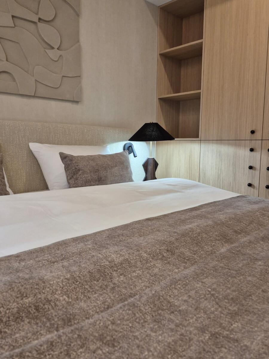 Lekko zabielona podłoga dębowa łączy subtelną elegancję...