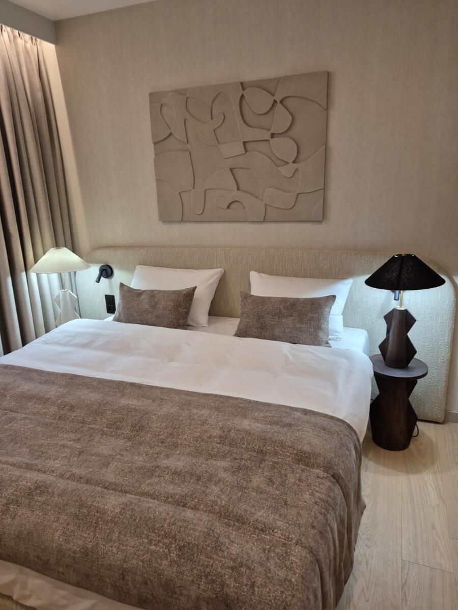 Lekko zabielona podłoga dębowa łączy subtelną elegancję...