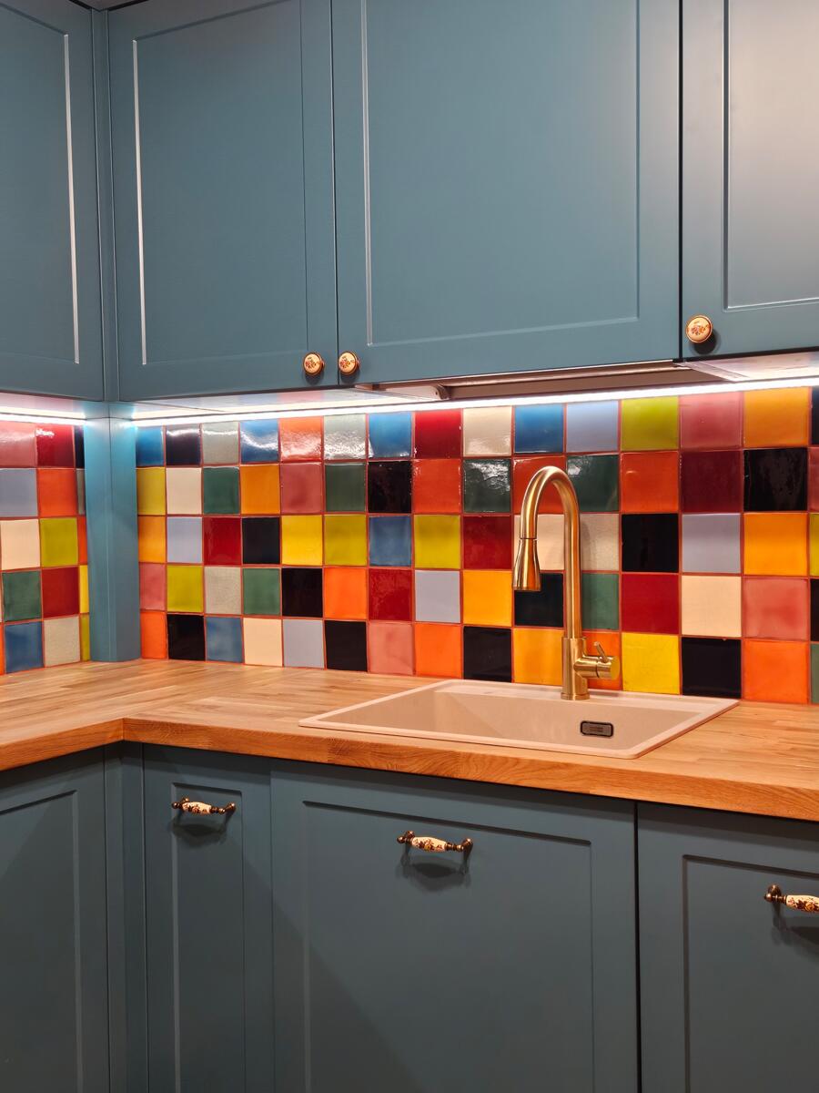 The sink area gains a distinctive touch thanks to tiles...