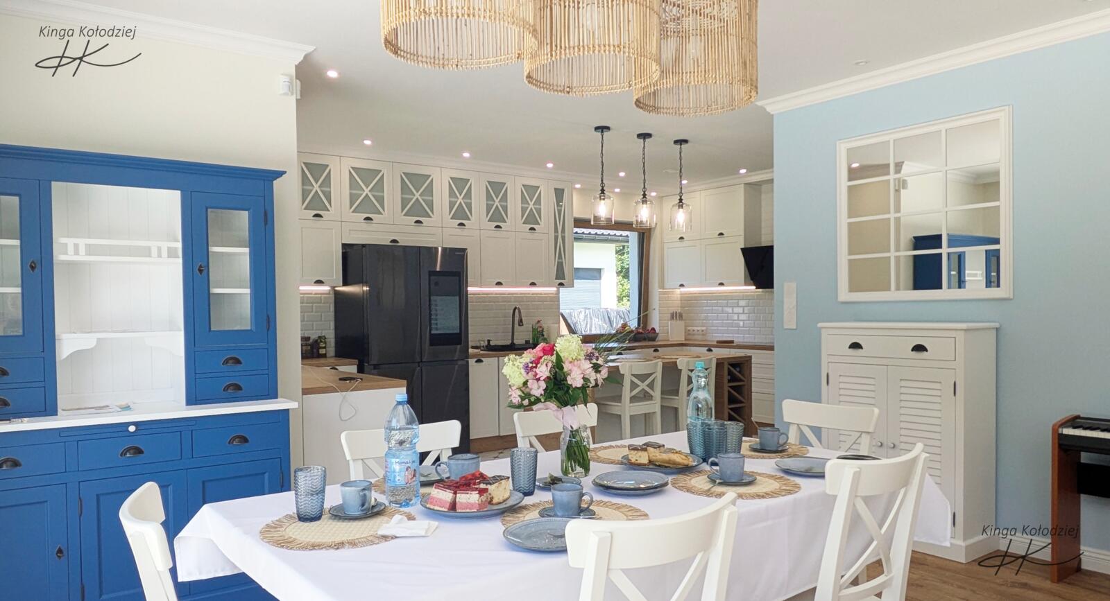 Jadalnia, kuchnia i hol z niebieskimi akcentami- Tarnów