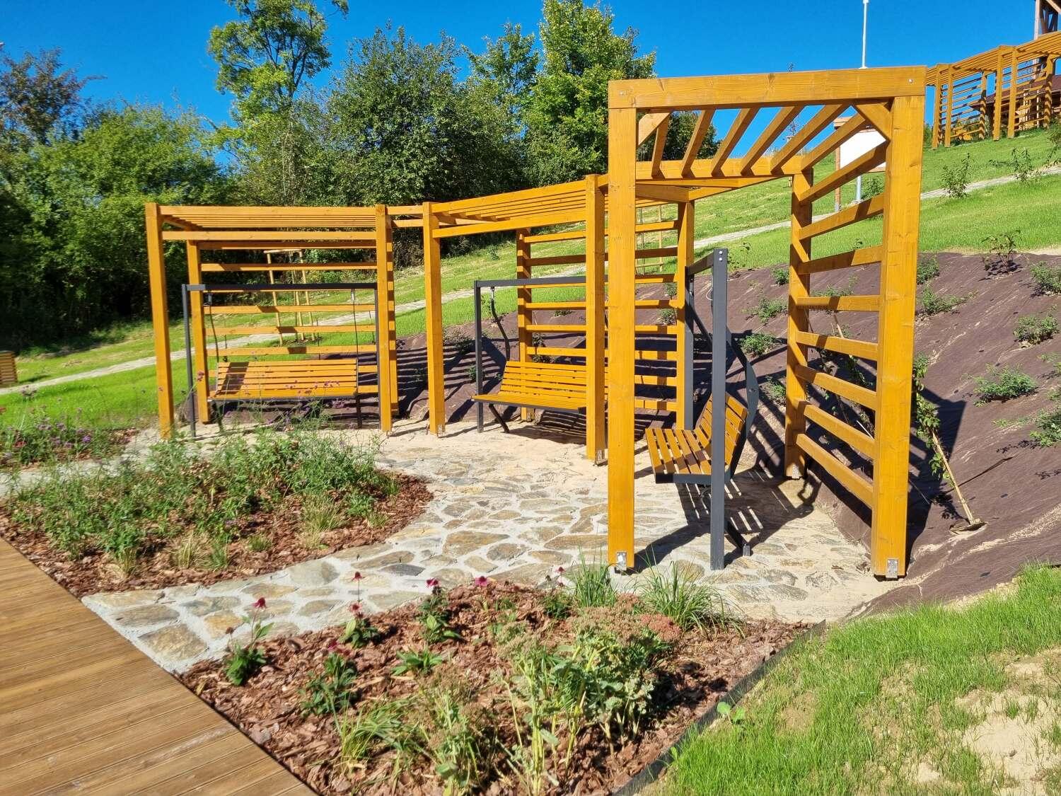 Ławki wiszące Vigo na terenie wierzy widokowej w Witowie