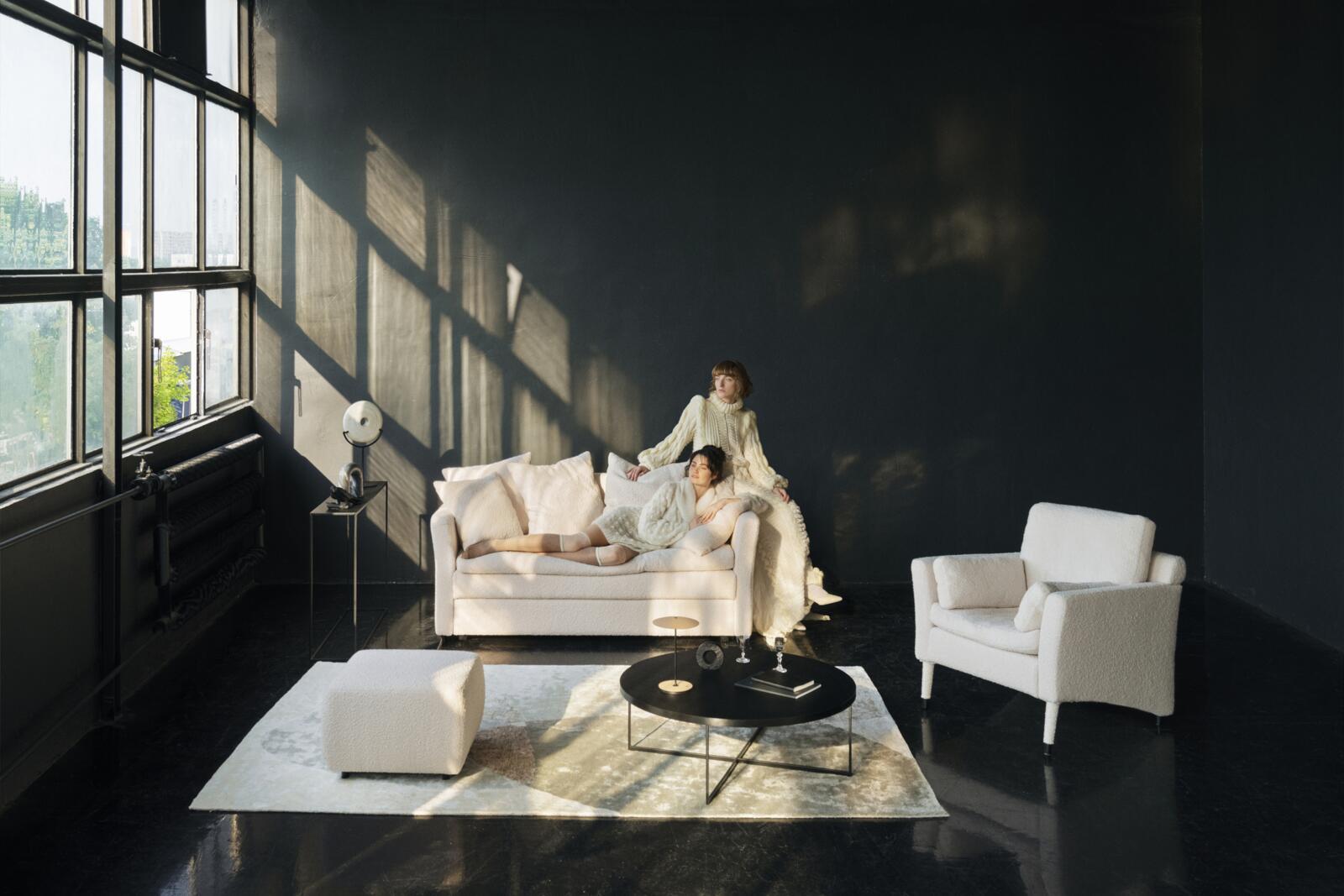 Tables, Moon, BIZZARTO