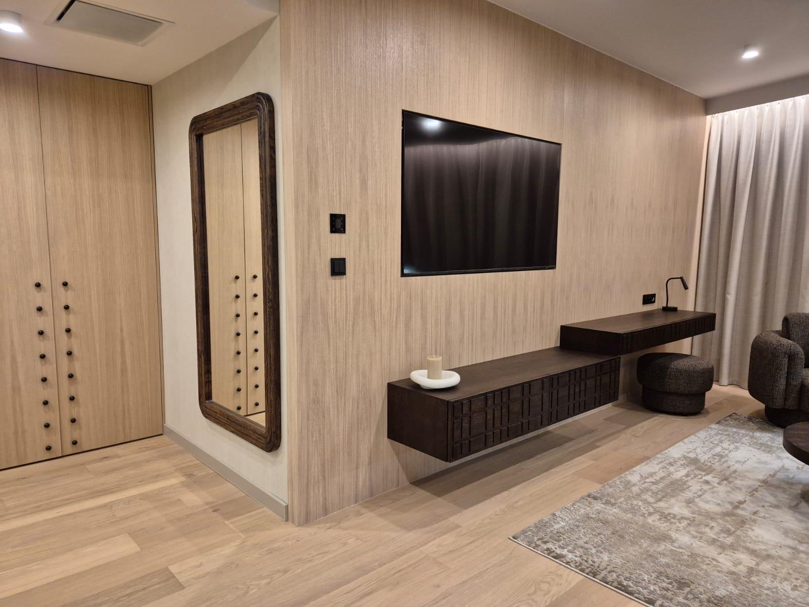 Lekko zabielona podłoga dębowa łączy subtelną elegancję...