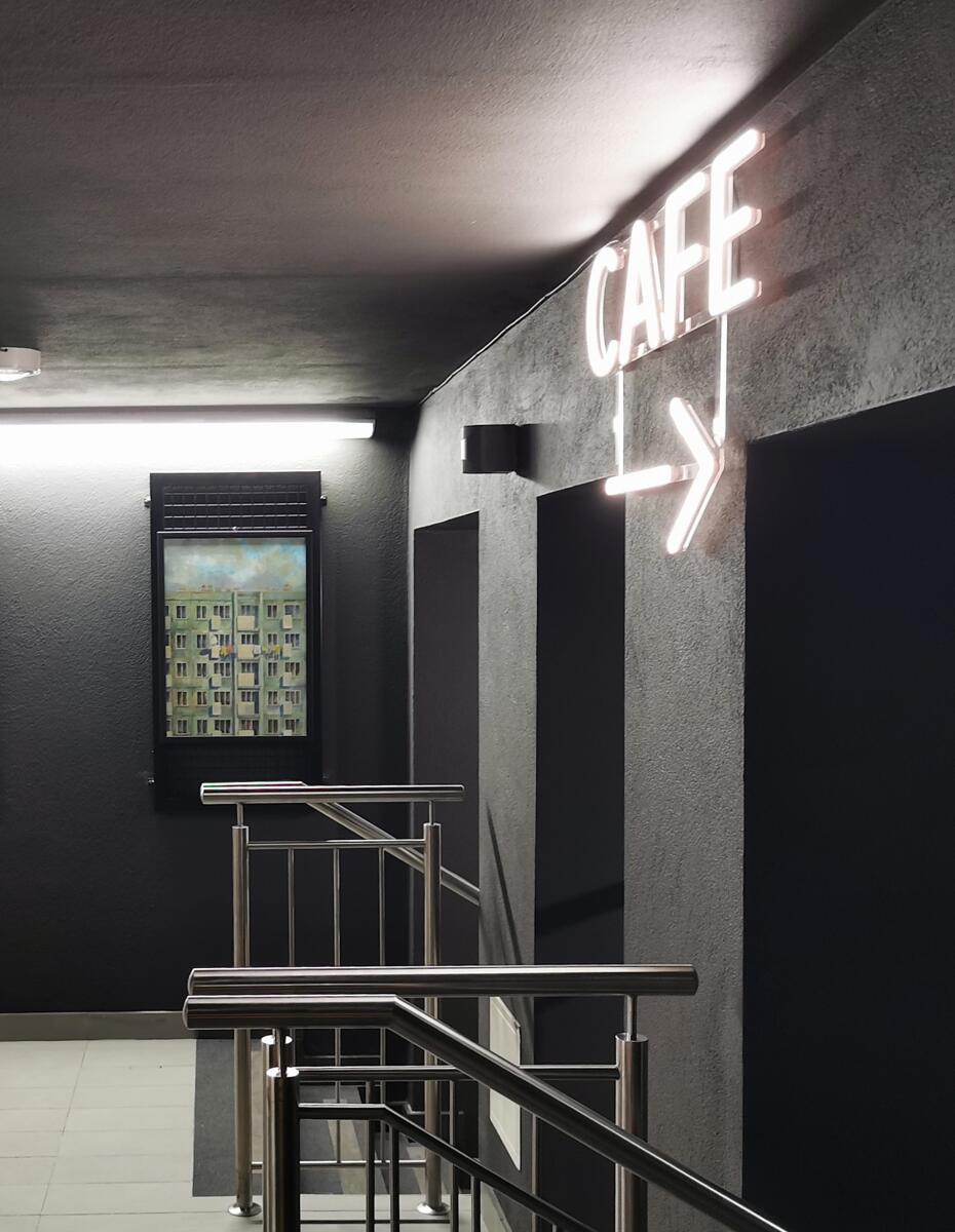 Loftowa Galeria Sztuki połączona z Kawiarnią