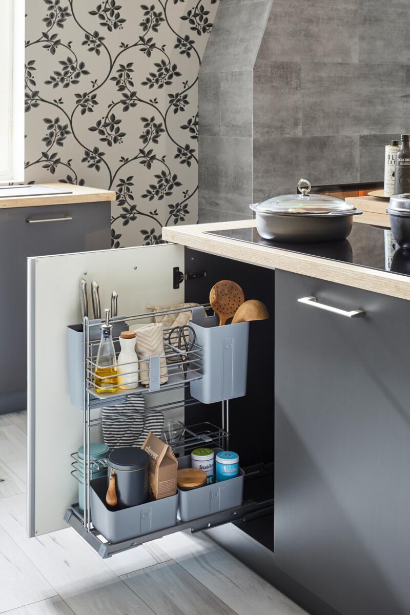 Under-counter storage in the cooking zone