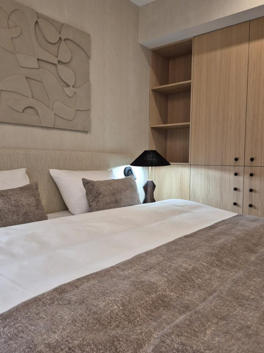 Lekko zabielona podłoga dębowa łączy subtelną elegancję...
