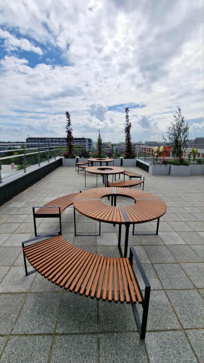 Okrągłe ławki parkowe Vigo na terenie Uniwersytetu Warszawskiego