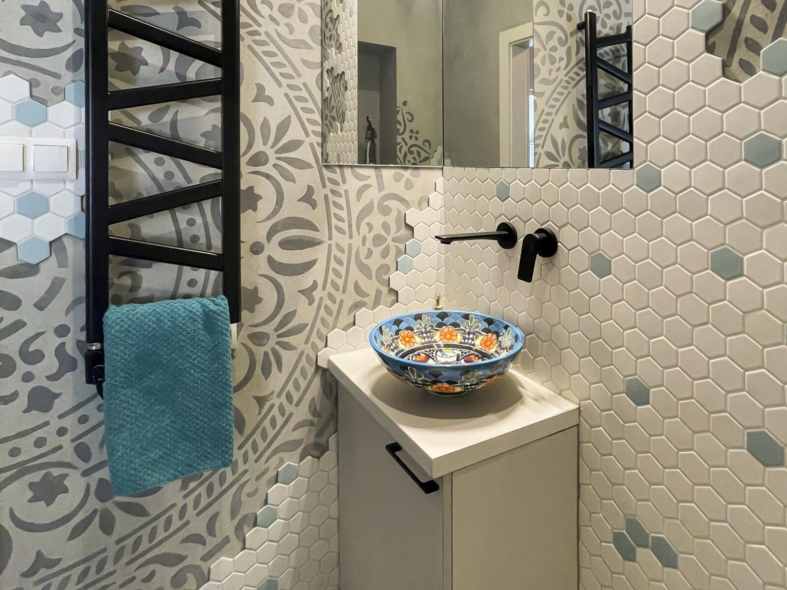 Lavabo peint à la main dans le WC