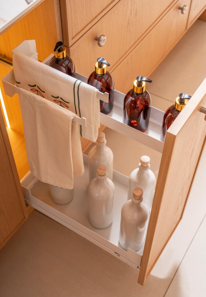 Under-counter storage in the cooking zone