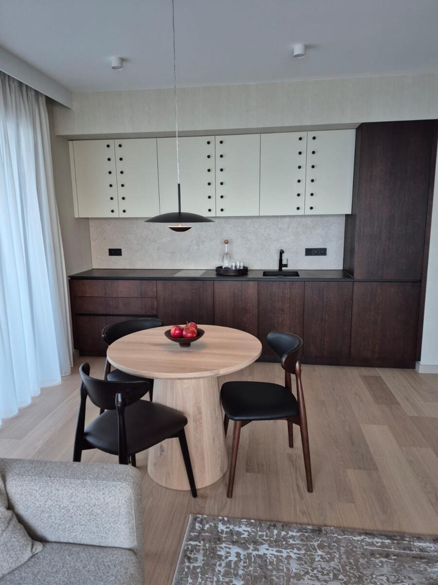 Lekko zabielona podłoga dębowa łączy subtelną elegancję...