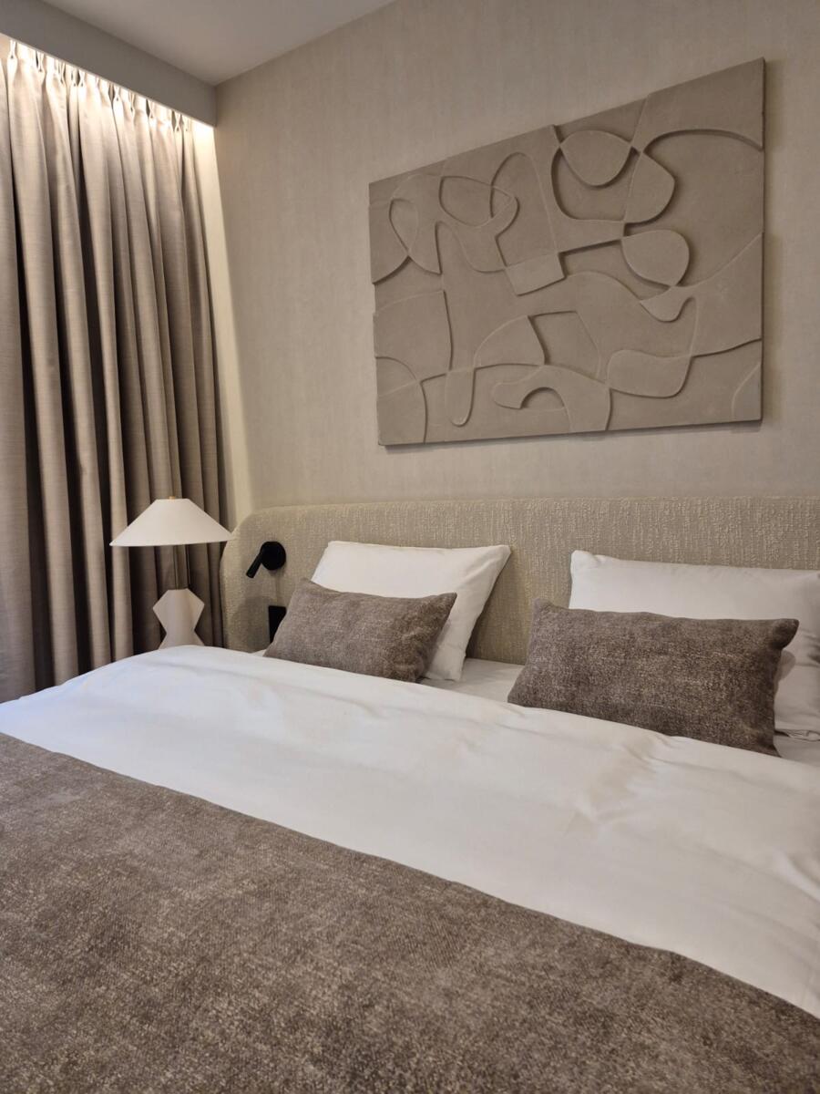Lekko zabielona podłoga dębowa łączy subtelną elegancję...