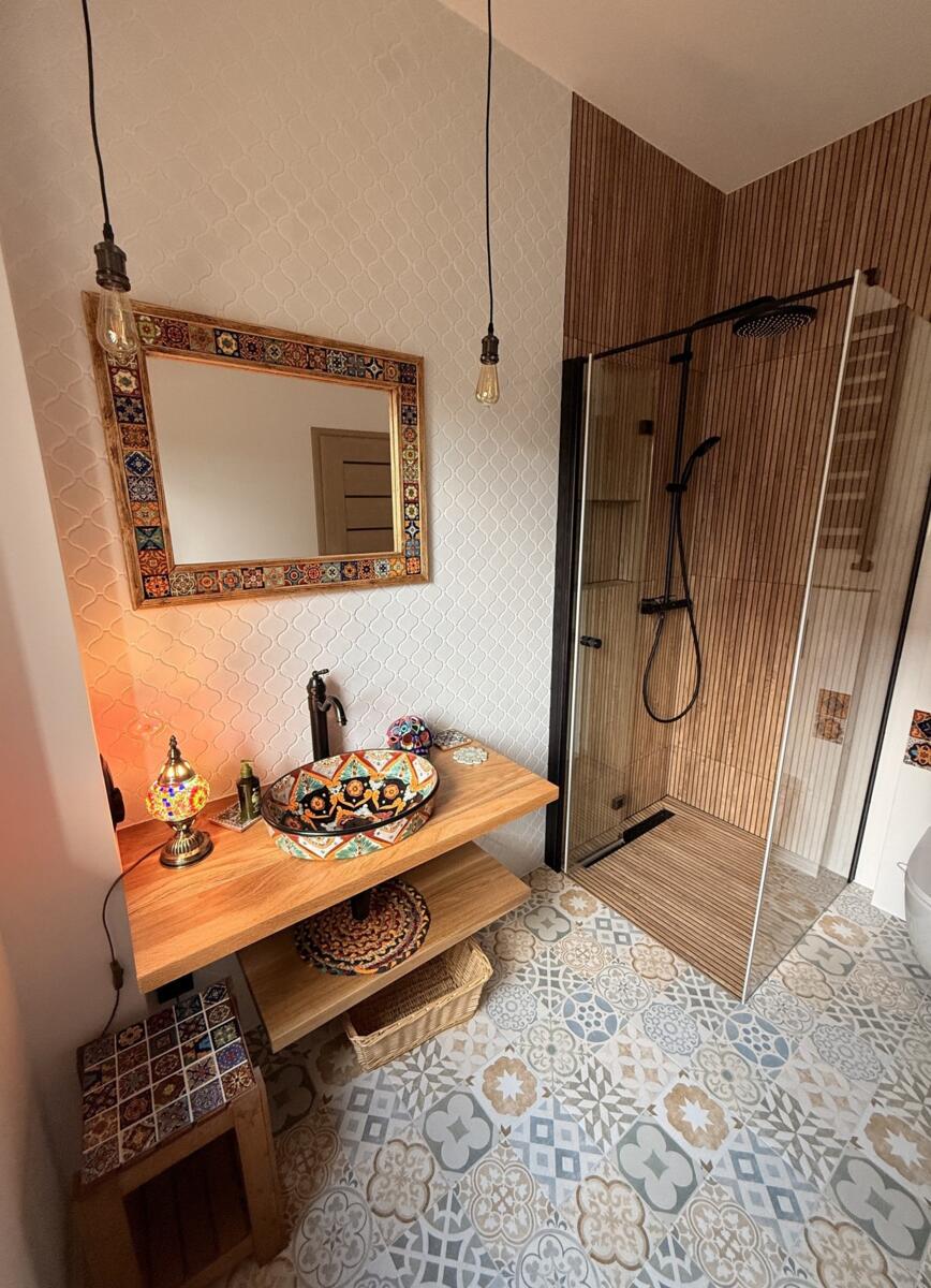 Colourful bathroom in Mexican style